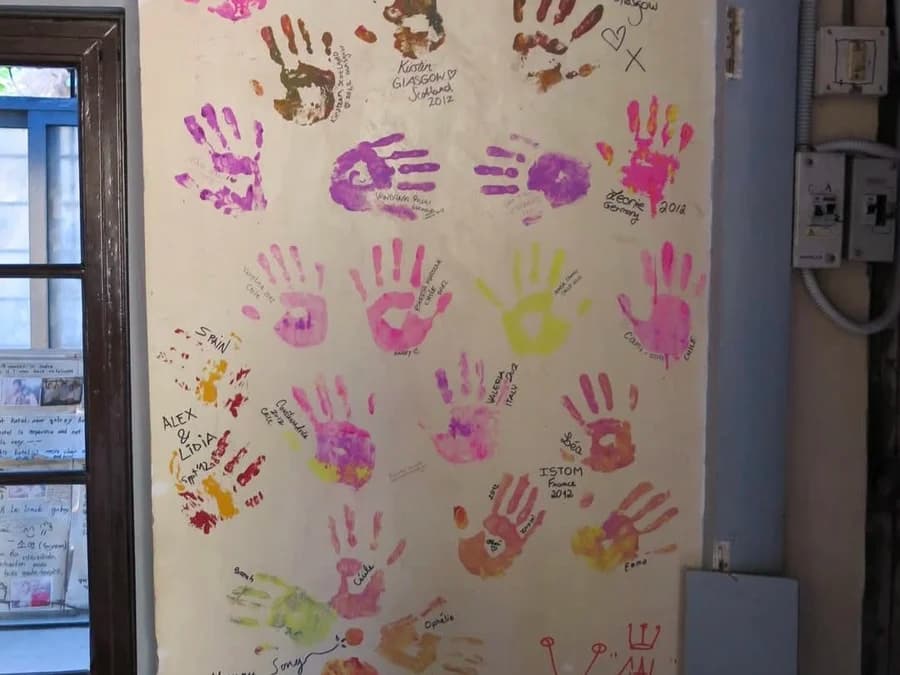 Mural con manos pintadas de voluntarios