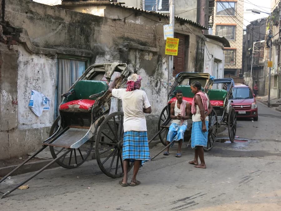 Rickshaws y calle urbana en Calcuta