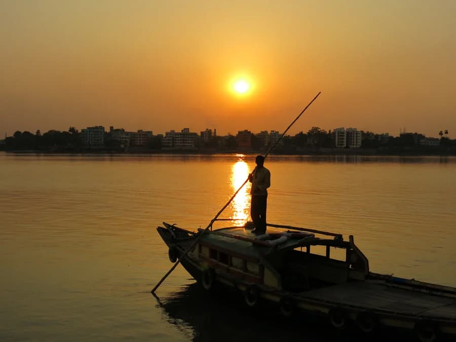 Atardecer sobre el río Hooghly